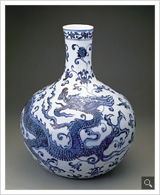Celestial globe vase with decoration of dragon among lotus blossoms in underglaze blue
Ming dynasty, Yongle reign (New window)