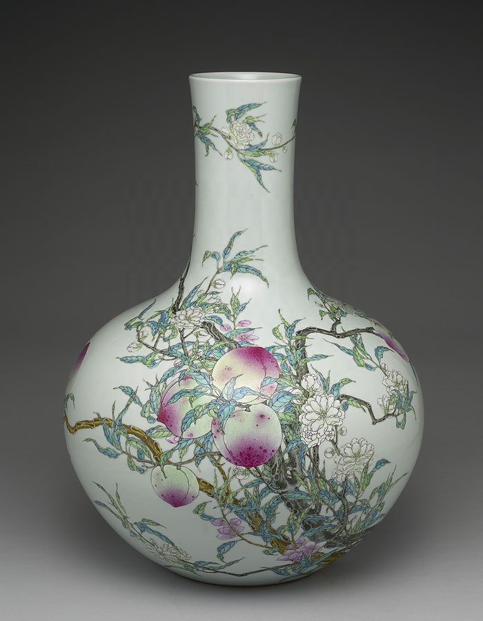 Vase with wucai polychrome decoration of peaches Qing dynasty, Qianlong reign