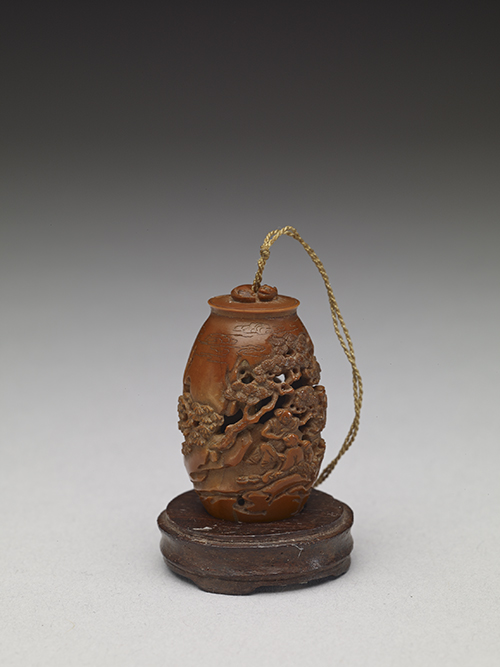 清　十七至十八世紀　陳子雲　雕橄欖核松陰漁樂扇墜