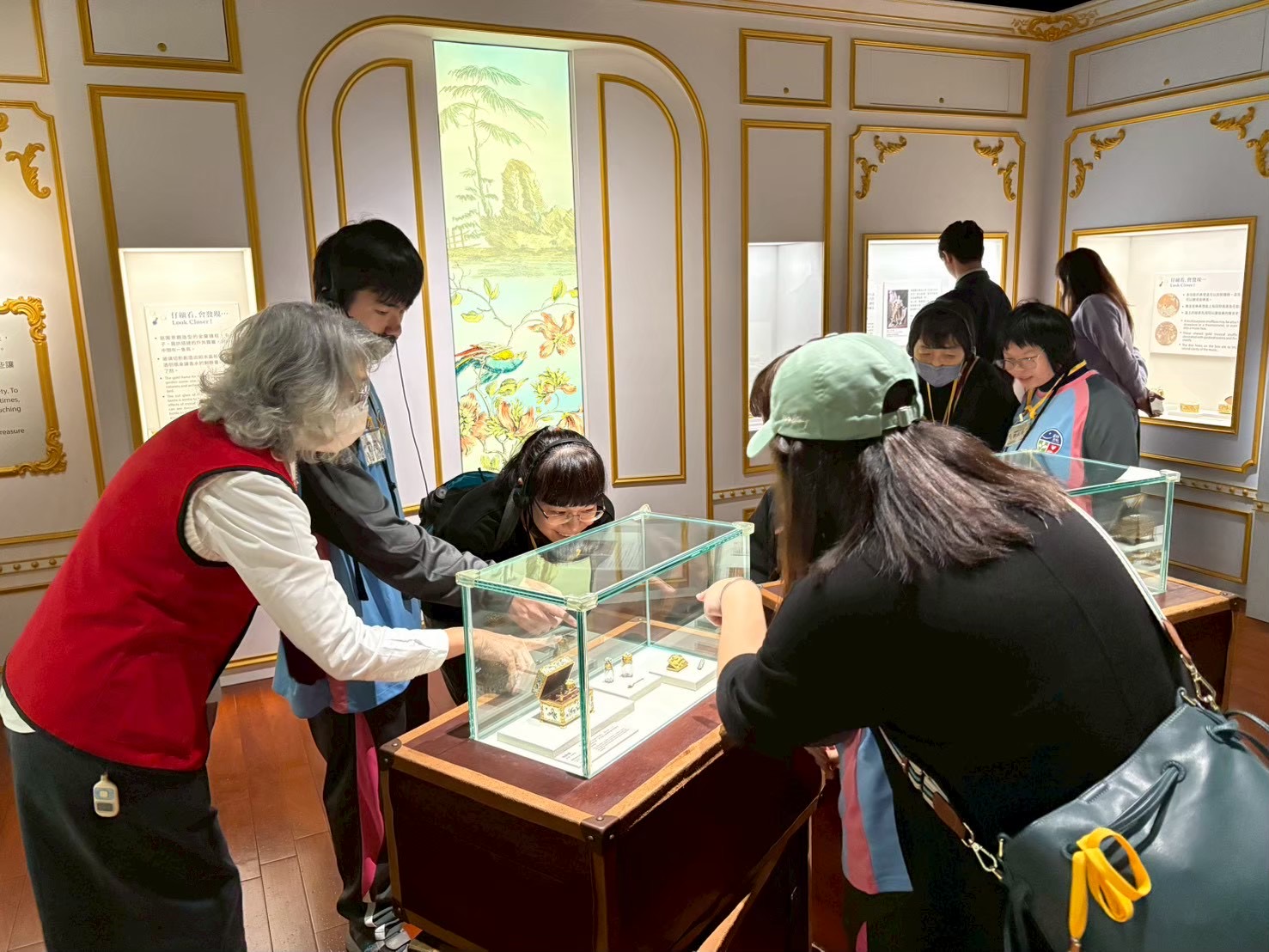 學員被精巧展件深深吸引，圍繞展櫃反覆觀察與討論。