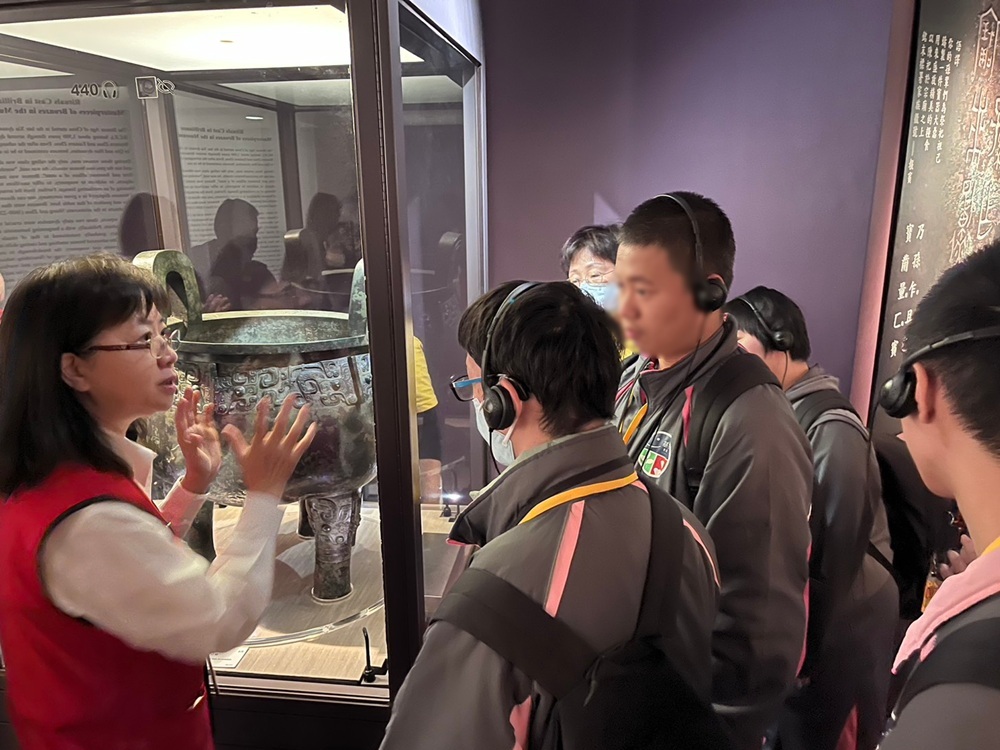 師生專注聆聽「乃孫作祖己鼎」的文物故事。