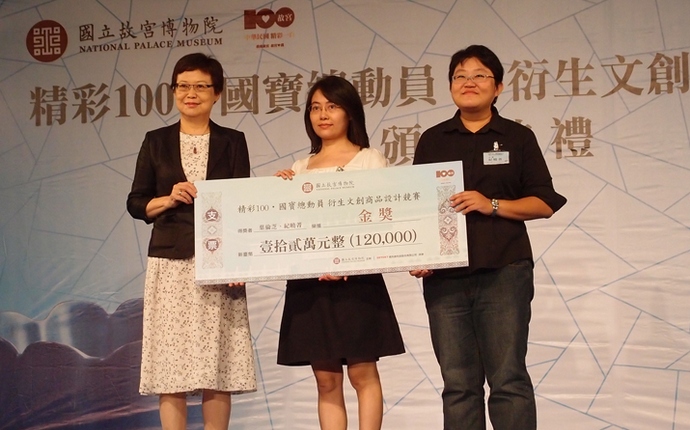 (2011/09/26)金獎得主葉倫芝、紀曉菁與馮明珠副院長合影