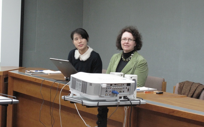 (2012/03/21)講者為大英博物館亞洲部資深研究員Jessica Harrison-Hall（霍吉淑）女士(右)，擔任現場翻譯的是本院黃蘭茵助理研究員
