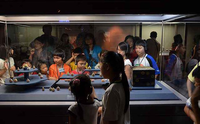 (2012/08/19)實際帶領學員進入特展陳列室進行精選展件介紹