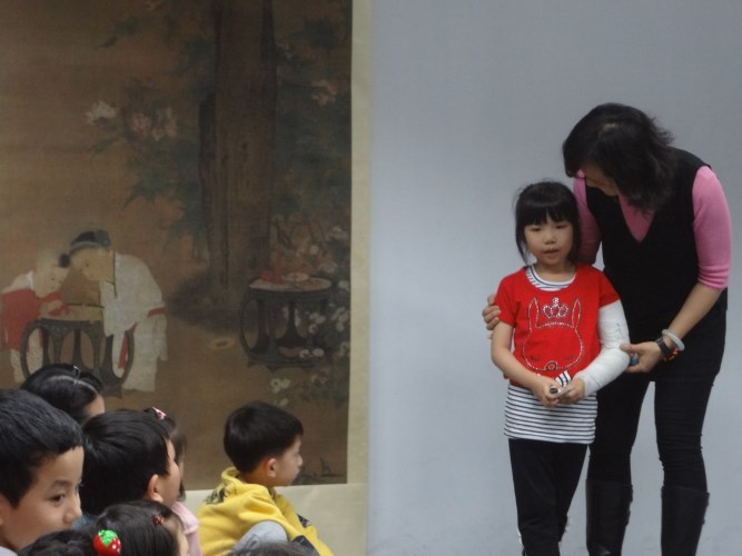 (2013/04/04)小朋友上台說出對作品的觀察