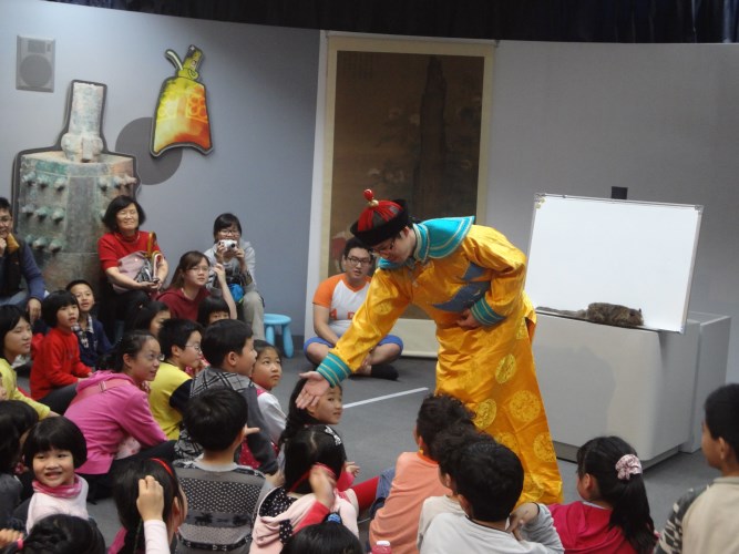 (2013/04/04)魔術師邀請小朋友同台演出之一