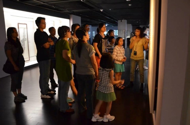 (2013/07/21)實際帶領學員進入特展陳列室進行精選展件介紹