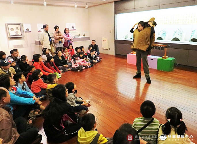 (2014/04/04)編鐘姐姐開心有活力地跟大家問好。