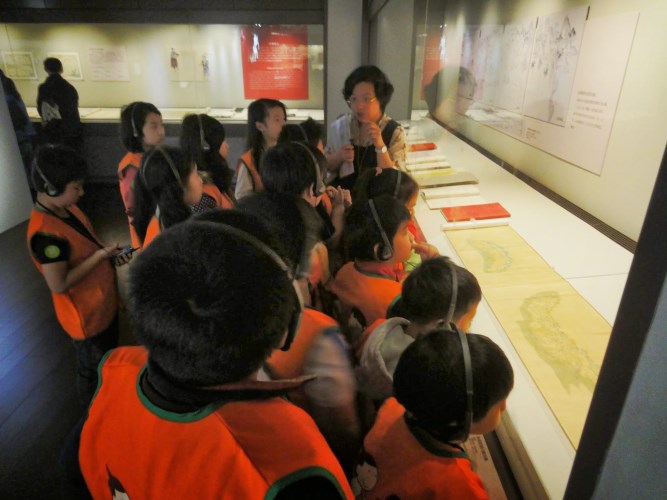(2014/03/16-20)實際帶領學員進入特展陳列室進行精選展件介紹