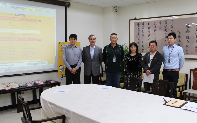 (2014/11/04)現場長官(故宮何副院長(左二)、故宮教育展資處郭科長(左三)、故宮主計室闕科長(右三)、故宮政風室尹主任(右二)、故宮國會暨公共事務室洪先生(右一))與公證律師(左一)顏律師合影