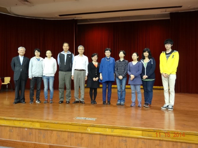 故宮南院第六期志工培訓全勤獎志工和故宮馮院長合影