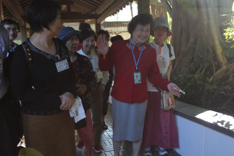 (2014/11/22)導覽志工引導樂齡觀眾參觀至善園