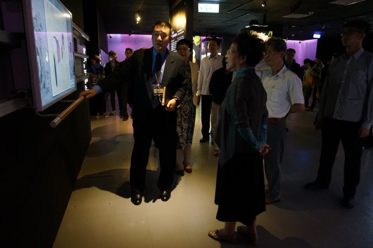 (2015/10/15)教育展資處郭鎮武科長為呂前副總統介紹香港城市大學邵志飛（Jeffrey Shaw）教授團隊的新媒體作品「探索郎世寧世界之花鳥走獸」，透過移動牆壁上的電視螢幕，探索郎世寧風格的虛擬景觀，認識郎世寧筆下生動的花鳥走獸。