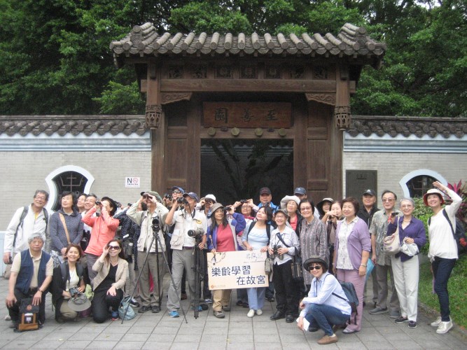(2015/10/31)參加尋鳥記活動學員與台北市野鳥學會老師在至善園門口合影