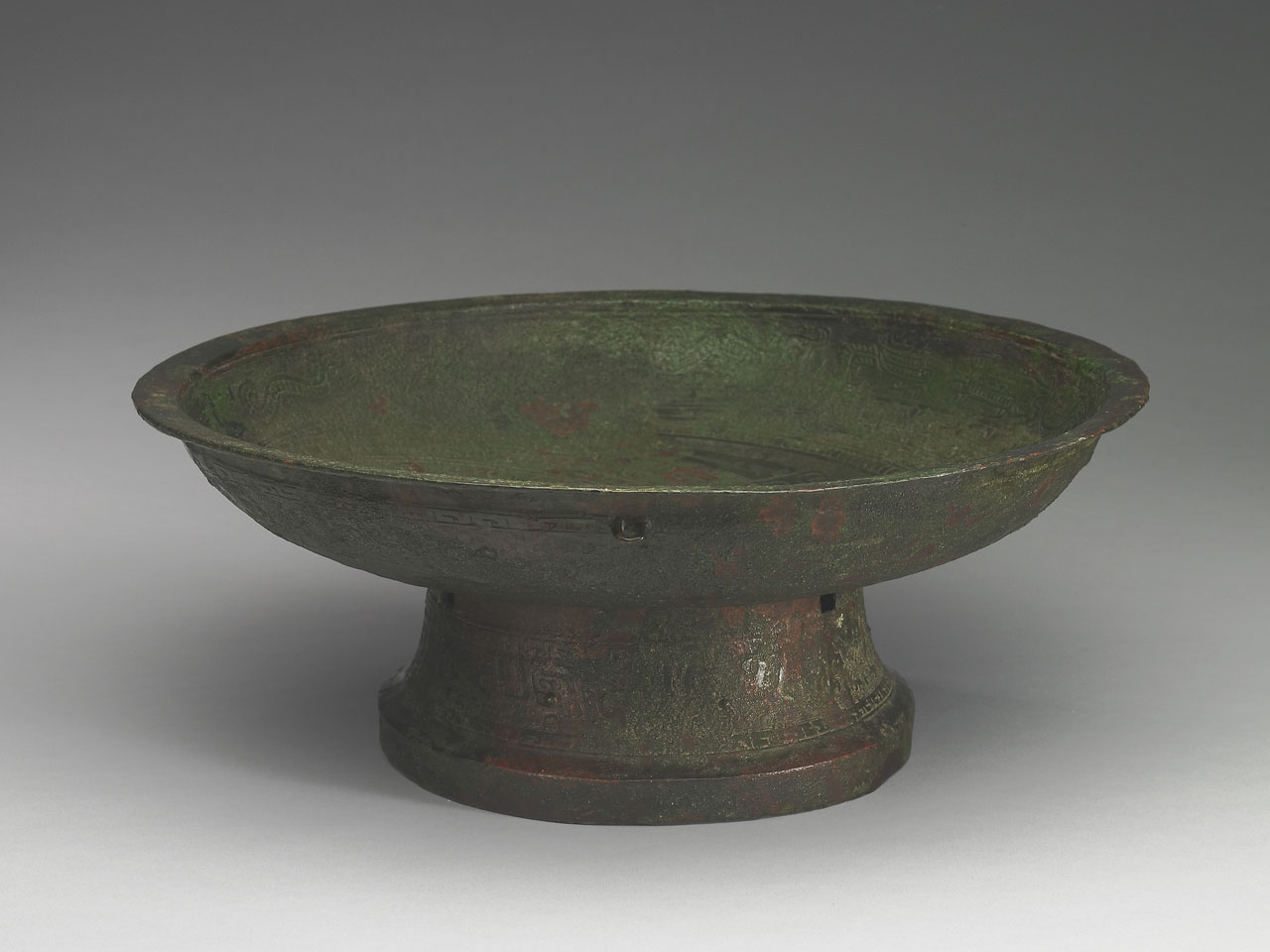 Pan water vessel with coiling dragon pattern, Late Shang Dynasty
