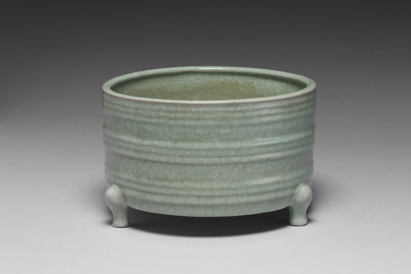 Zun vessel with linear pattern in light bluish-green glaze