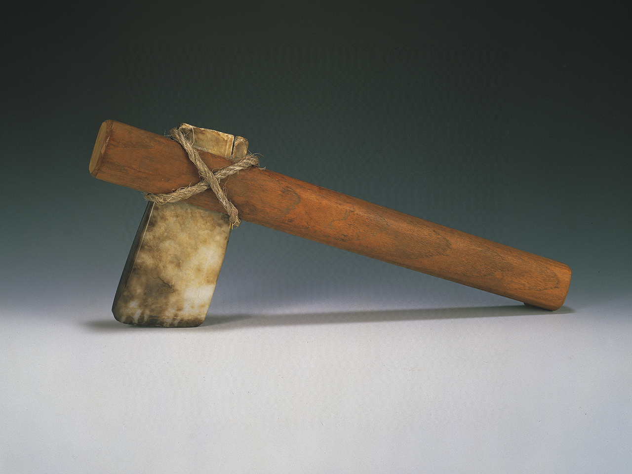 仰韶文化　玉斧 （斧の柄は模造品）