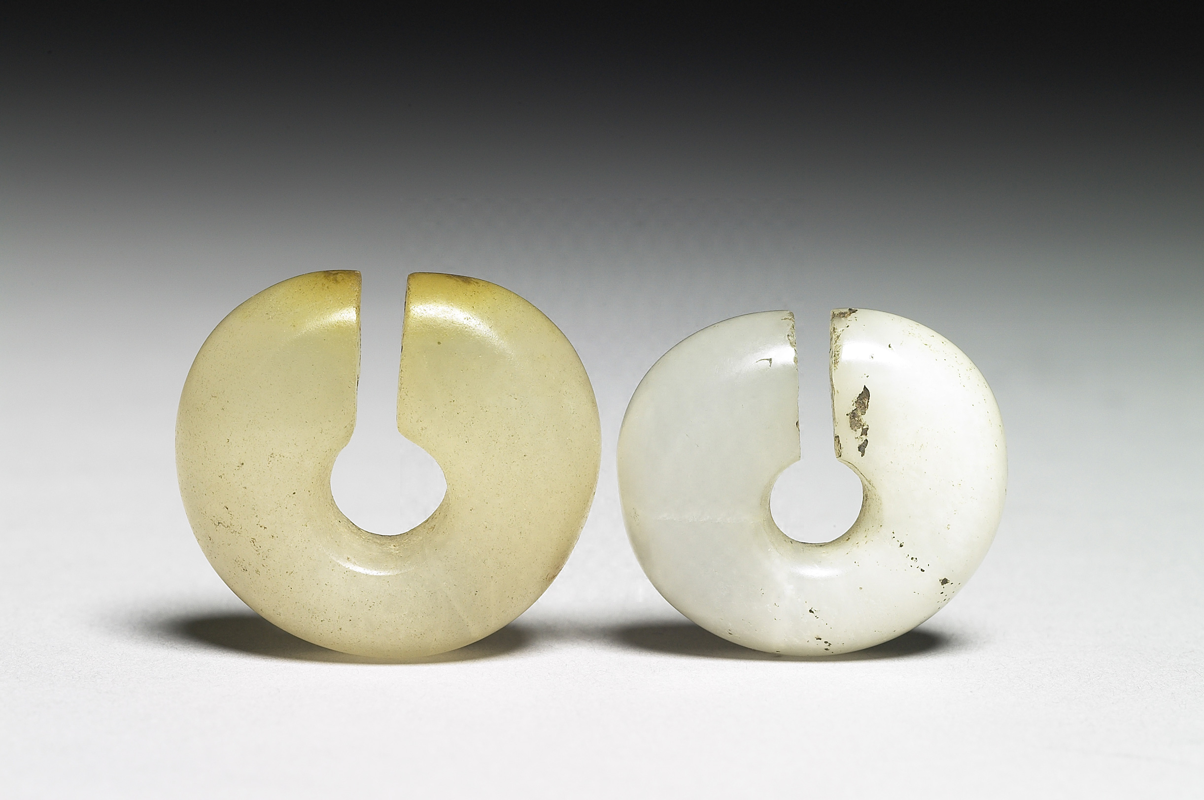 新石器時代北陰陽営文化　玉髓耳飾玦　一対