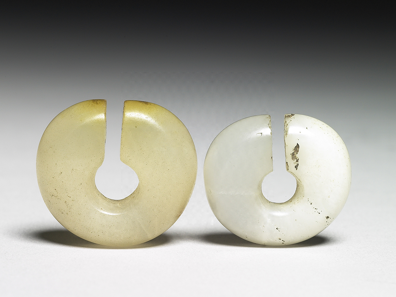 Chalcedony jue earrings (a pair) 